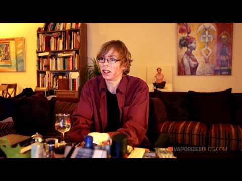 Medical marijuana user Bor using the medical marijuana vaporizer De verdamper