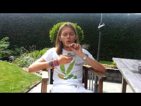 Using the Pitch 'n Puff marijuana pipe / golf tee