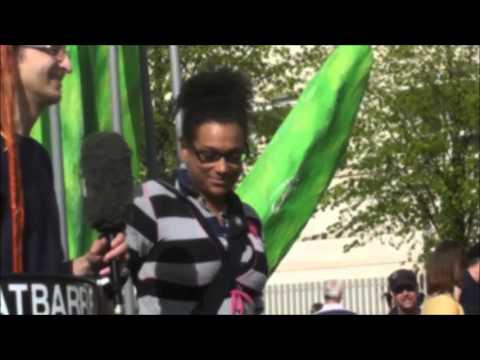 GMM/Hanftag in Berlin 2013 (19) Steffen Geyer und eine Frau, der Cannabis als Medizin gut tun würde