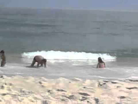 Casal de mineiros na praia ahaha laugh a little pair at the beach
