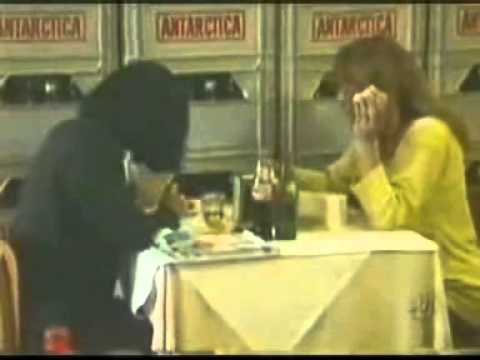 Pegadinha do Silvio Santos Mãozinha misteriosa rouba salgadinho da mesa dos clientes