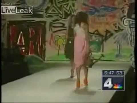 Modelo bêbada sambando rebolation ops desfilando   essa é pra rir muito