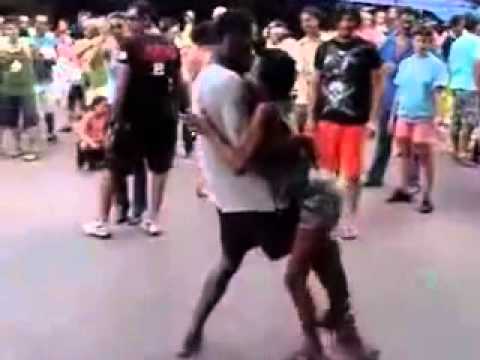 Mendigos dançando forró - Videos Engraçados / Funniest videos (Os melhores - The best ones)