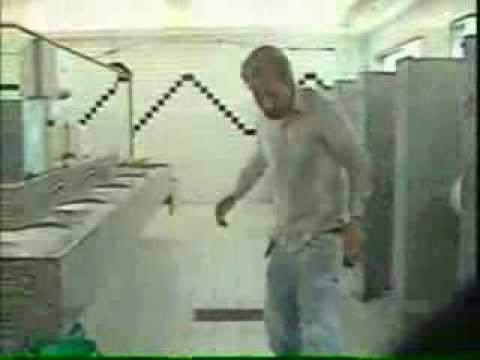 Pegadinha Jogando Água no banheiro, Ivo Holanda!  Videos engraçados! Funny videos! Funniest compilat