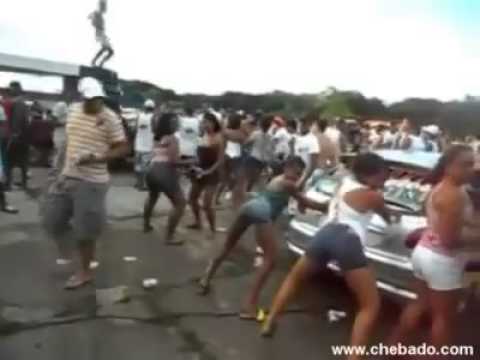 Caindo do carro de som