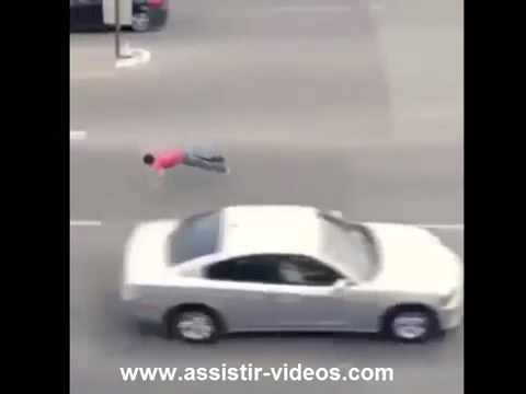Videos Incríveis! Louco atravessando a rua