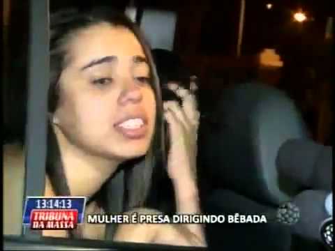 Mulher Bêbada é presa depois de sair de casa noturna   Videos Engraçados Os melhores