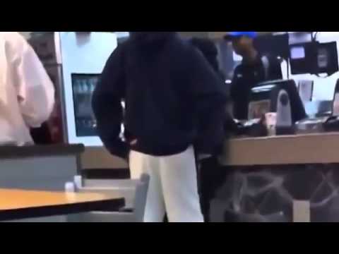 McDonald's fight! 2 Gueto girls fight with men! EPIC! Briga no McDonald's
