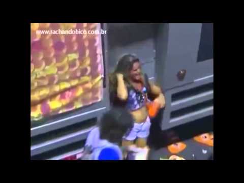 Beijou um travesti no carnaval