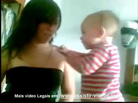 Bebês loucos por peitos! Babies crazy for bobs! Funny pranks