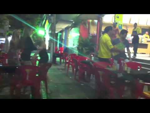 Man kocked down 2 chicks! Brazilian street UFC! Rapaz nocauteia mulher com cruzado