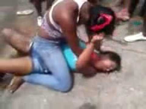 Briga na favela! Girls Fight! Brazilian chicks fight