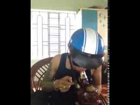 thanh niên phê cỏ tại nhà