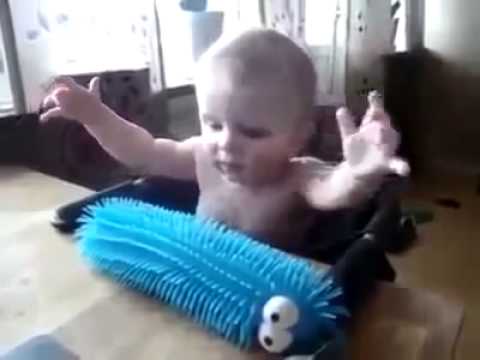 Bebê fofo não gosta do novo brinquedo! Cutie baby didn't like his new toy